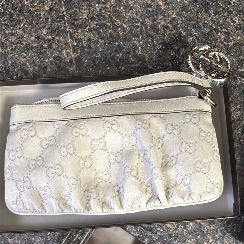 Gucci Guccissima Leather Off White Wristlet Bag